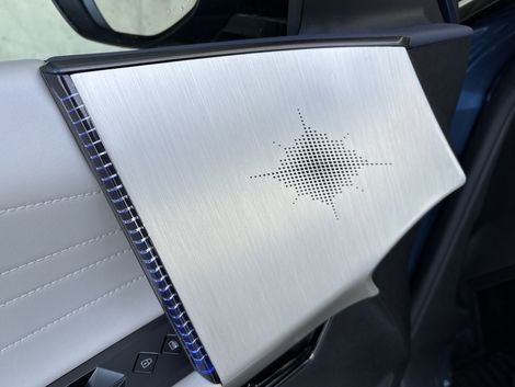 Ces plaques de haut-parleurs sont très agacantes pour l'ouverture et la fermeture des portières.