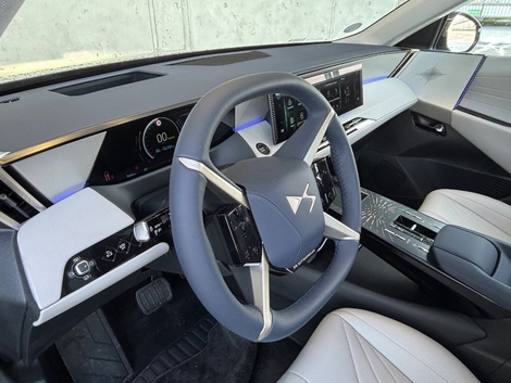 La volant en croix est une originalité qui peut savérer genante pour le placement des pouces.