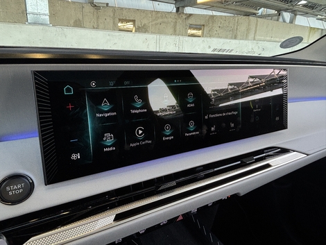 L'écran multimédia en format paysage est lent, peu lisible et manque cruellement de fonctionnalités.