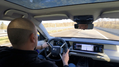 Le système de conduite autonome de niveau 2 est simple et assez naturel à utiliser. Il prend en compte le changement de file.