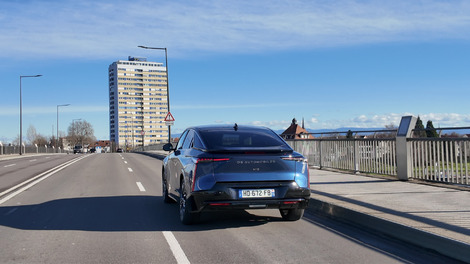 La n°8 est équipée du scan vision. Une caméra lit la route et assouplit ou durcit les suspensions en fonction du revêtement.