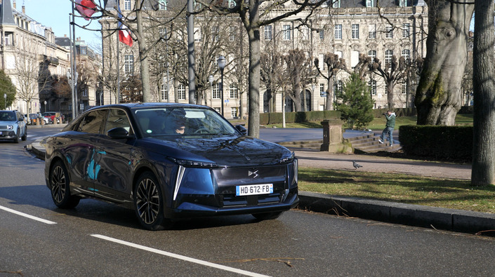 Malgré sa longueur imposante, la DS N°8 est facile à conduire et à manoeuvrer en ville.