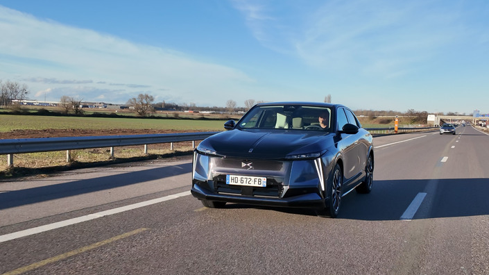 La DS N°8 délivre un confort impérial. L'amortissement, l'insonorisation et le confort thermique placent la Française parmi les meilleures de sa catégorie.