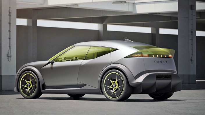 Calendrier 2026 : Coupés – Voici venu le temps de l’électrique pour les Porsche 718 Cayman, Audi TT et Lexus LFA. Tandis que les coupés Toyota et Lamborghini conservent des moteurs thermiques.