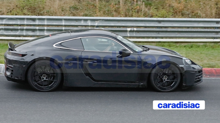 Calendrier 2026 : Coupés – Voici venu le temps de l’électrique pour les Porsche 718 Cayman, Audi TT et Lexus LFA. Tandis que les coupés Toyota et Lamborghini conservent des moteurs thermiques.