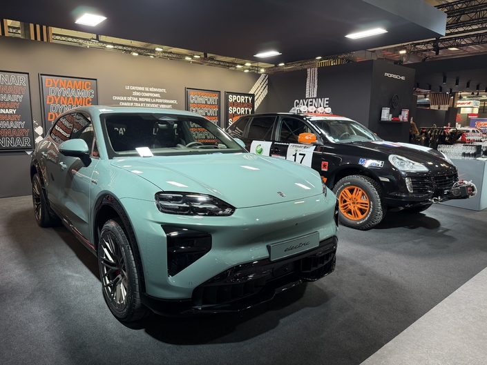 Le nouveau Cayenne électrique à côté du Cayenne Transsyberia de 2007.