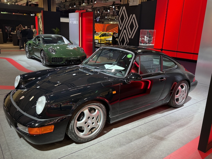 La 964 Carrera RS devant la dernière 911 Turbo S de type 992.2.