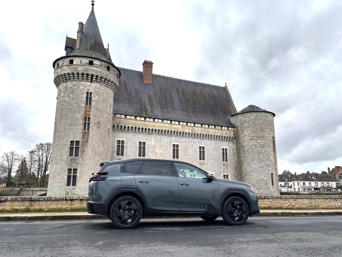 Le C5 Aircross devant le château de Sully-sur-Loire…