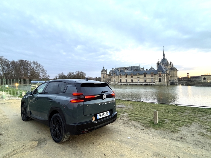 Notre départ dans les Hauts-de-France conduit notre C5 Aircross au château de Chantilly.