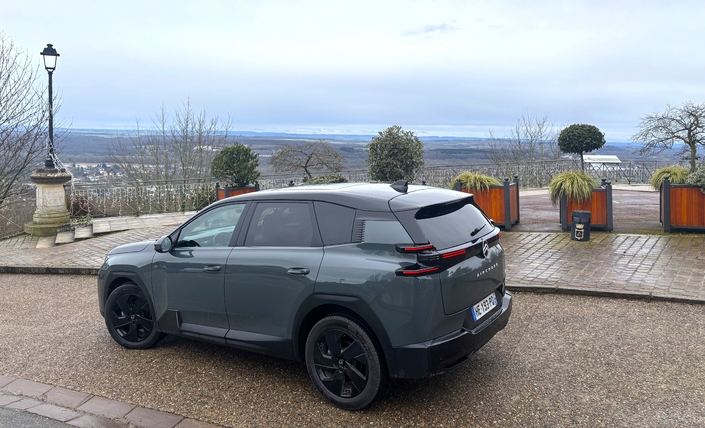 Dans les rues étroites de Sancerre, le C5 Aircross fait preuve d’une maniabilité exemplaire.