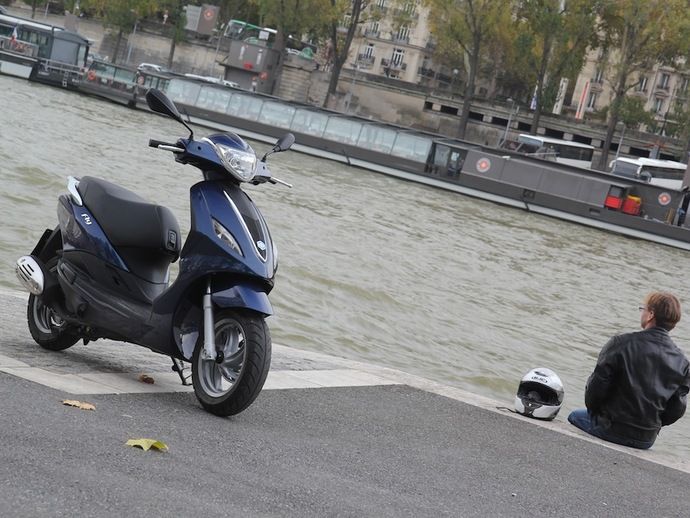 Housse De Protection Moto Piaggio Fly 125 (2006-2011) - Tissu Oxford Imperméable, Bandes Réfléchissantes, Avec Cadenas - Anti-UV, Pluie, Poussière