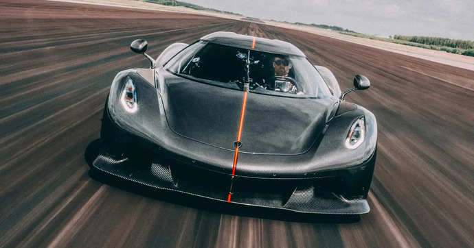 Chez les supercars, le thermique repasse devant l'électrique