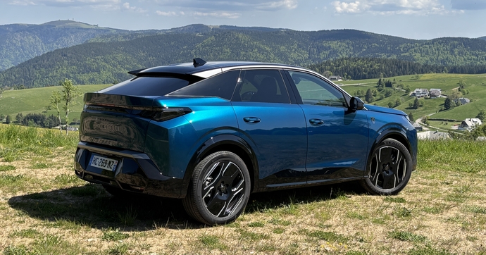 Le Peugeot E-3008 haut de gamme de 325 chevaux est arrivé