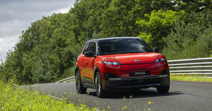 Une Nissan Micra qui apparaît et des freinages fantômes qui surgissent