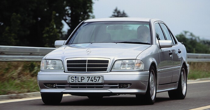 La Mercedes C36 AMG rivalise avec la BMW M3 mais coûte bien moins cher
