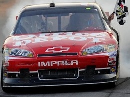 Stewart vainqueur du chaos de Martinsville