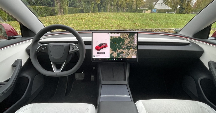 Tesla semble admettre que les clignotants sur le volant étaient une mauvaise idée