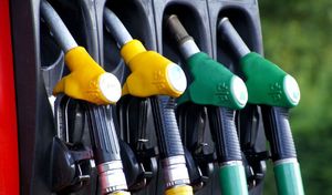 Carburants : pourquoi les prix ne baissent pas plus après la chute du pétrole ?