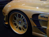 Live à Genève : Mercedes SL65 Mega Wing Fab Design, saucisse plaquée or
