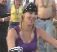 Vidéo moto : Stunteuse débutante