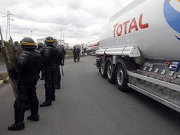 Pénurie : pas de retour à la normale avant "deux ou trois semaines", des prix à la pompe qui s'envolent et les transporteurs qui font grise mine