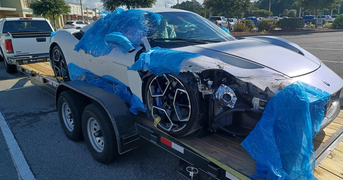 Une Maserati MC20 dans un triste état immortalisée sur une remorque