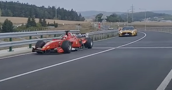 Quelqu'un s'amuse à prendre l'autoroute avec une fausse F1