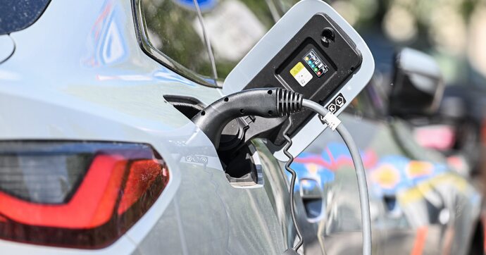 Voiture électrique: la zizanie entre constructeurs