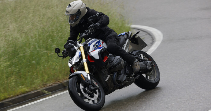 La BMW R1300 R est la reine de l’illusion