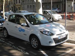 Une voiture en autopartage arrive chez Cité lib à Saint Etienne