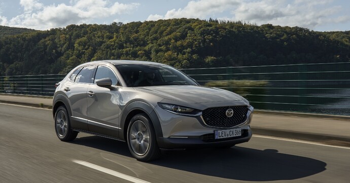 Le Mazda CX30 2.5 Skyactiv-G 140 ch se la joue à contre-courant, ce qui fonctionne… souvent