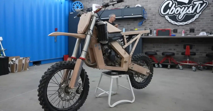 Un châssis en bois et un moteur de GasGas pour cette moto tout-terrain