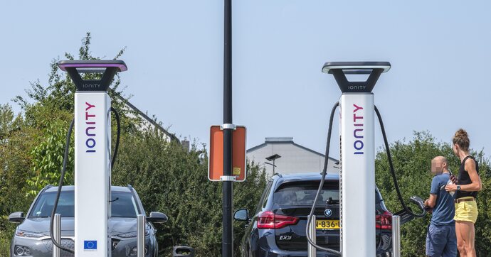 La voiture électrique serait 1 600 euros moins chère que sa version thermique