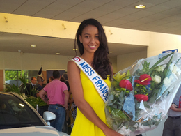 Miss France 2014 a reçu les clés de sa nouvelle voiture