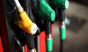 Plan climat : les taxes sur le gazole vont s'envoler, Hulot veut la fin des autos 100 % thermiques d'ici 2040