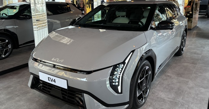 La Kia EV4 est une berline électrique au style décalé - En direct du salon de Munich.
