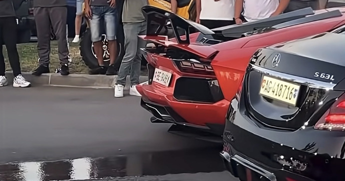 Il explose le circuit d'eau de sa Lamborghini en tentant d'impressionner la foule