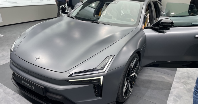 La nouvelle Polestar 5 risque de faire mal à sa cousine - En direct du salon de Munich 2025