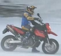 Une 990 KTM sur la glace, essayée par Sylvain Dabert, champion du Pilot Bike 2009-2010