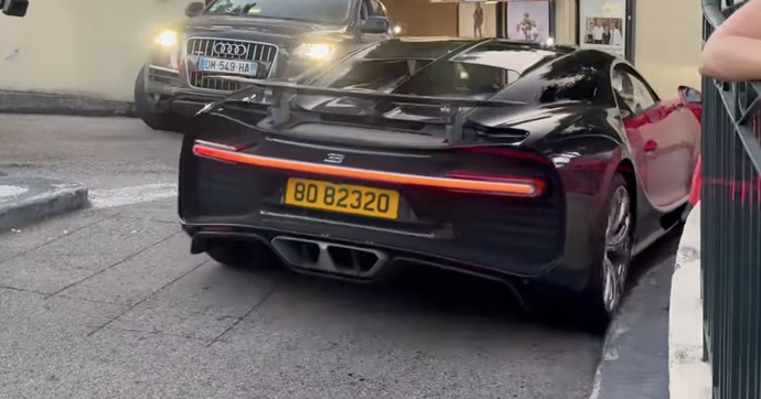 Il frotte la jante de sa Chiron en plein Monaco