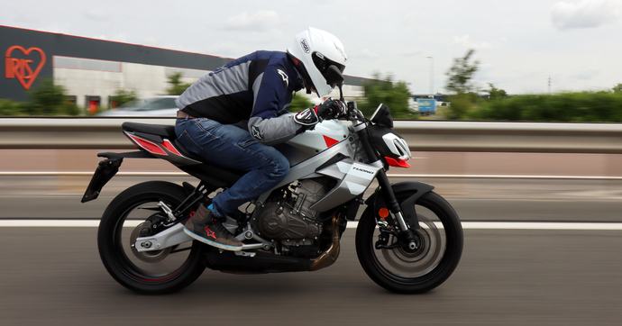 L’Aprilia Tuono 457 est-elle compétitive sur le segment A2 ?