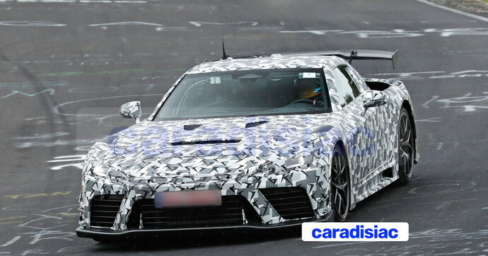 Trois versions de la supercar Lexus LFR sont en essais sur la piste du Nürburgring.