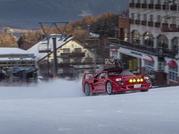 Cet homme part en vacances au ski en Ferrari F40