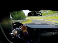 Une Porsche GT3 RS 4.0l sur le Nürburgring qui va vite, très vite...