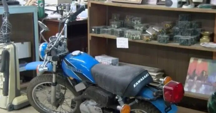 Une Kawasaki vieille de 50 ans sort de terre comme neuve