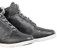 Chaussure de ville: la Shibuya Waterproof de chez Alpinestars.