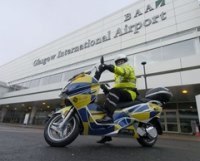 Aéroport de Glasgow/Royaume-Uni : des policiers patrouillent sur des Vectrix maxi-scooter électriques !