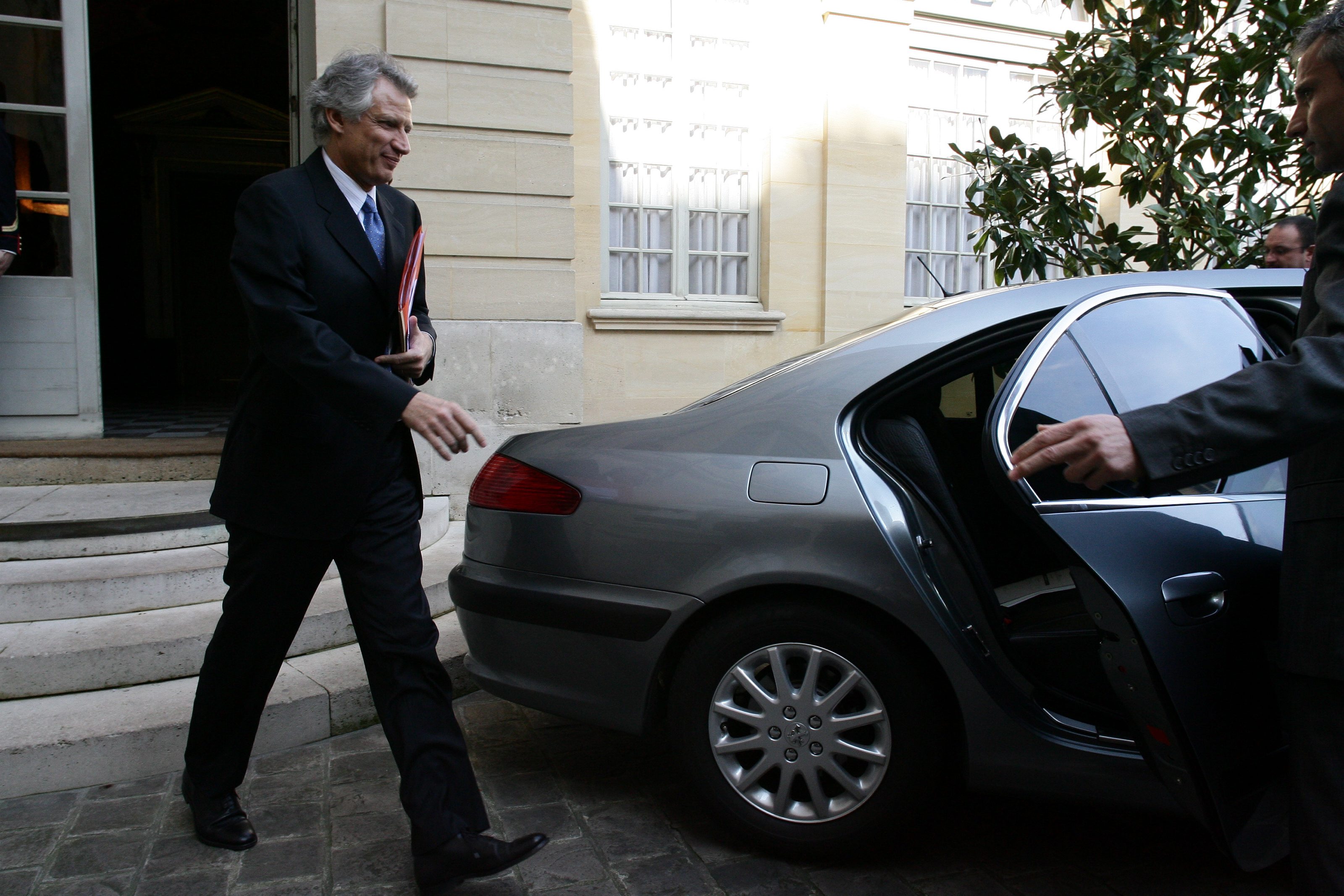 Voiture avec chauffeur à vie, c'est officiellement fini pour les ...