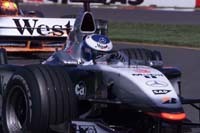 Mika Hakkinen pilotera une MP4/21 à Barcelone