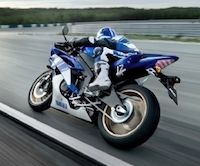 Roulage au Vigeant avec Yamaha et Bridgestone.